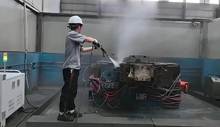 Steam cleaning of large industrial molds